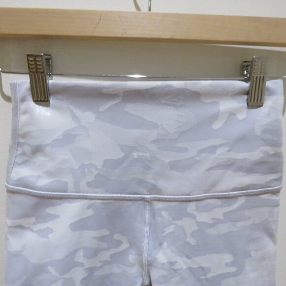 LULULEMON Wunder Under Short 10" Ribbed Incognito Camo Jacquard Alpine White 4 - Picture 4 of 13